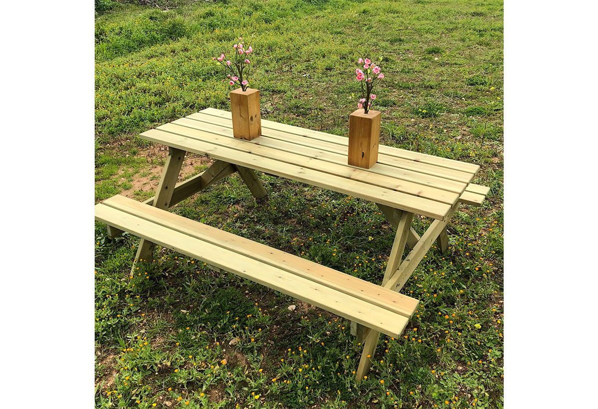 Το τραπέζι σε έναν κήπο.